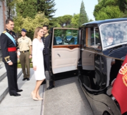 Sus Majestades los Reyes a su salida del Palacio de La Zarzuela para dirigirse al Congreso de los Diputados 